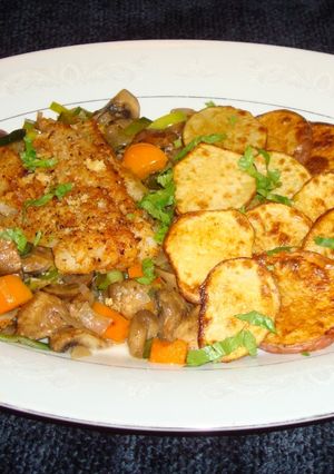 Una foto de MERLUZA BROILED CON PORRONES Y HONGOS CREMINI. JON STYLE