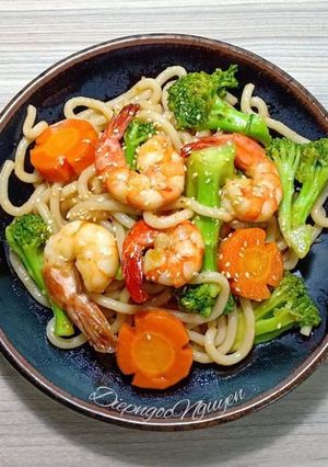 Hình của món Ebiyaki Udon - Mì Udon xào tôm & bông cải.