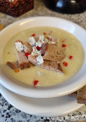 Kék sajtos hagymaleves bor nélkül recept fotója