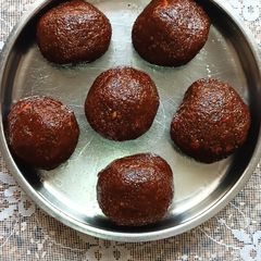 A picture of Roti Laddoo.