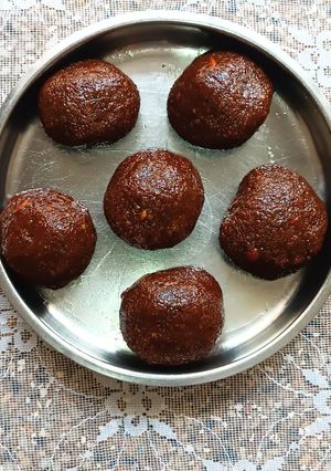 A picture of Roti Laddoo.