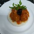 Albóndigas con salsa de pisto acompañado de arroz blanco 😋