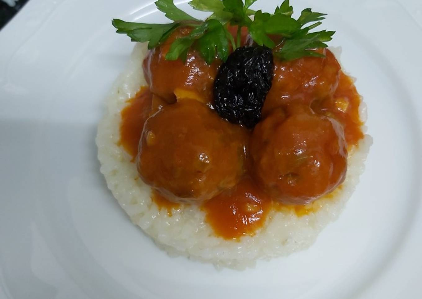 Albóndigas con salsa de pisto acompañado de arroz blanco 😋