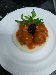 Una foto de Albóndigas con salsa de pisto acompañado de arroz blanco 😋