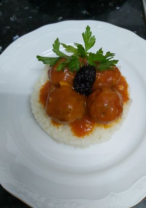 Una foto de Albóndigas con salsa de pisto acompañado de arroz blanco 😋