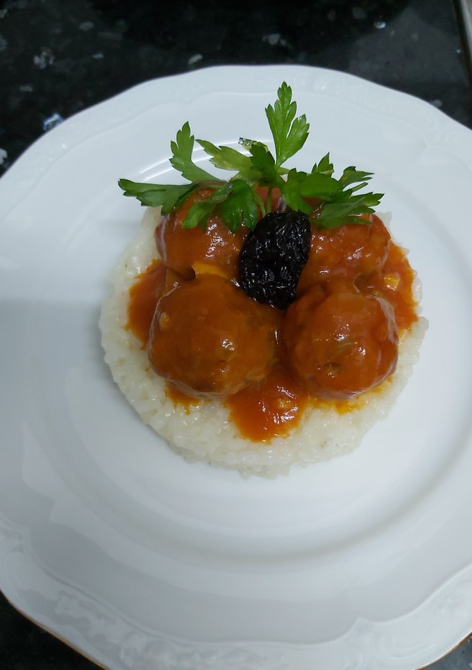 Una foto de Albóndigas con salsa de pisto acompañado de arroz blanco 😋
