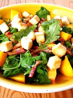 Una foto de Ensalada de rúcula con beicon y melocotón 🥓 🍑