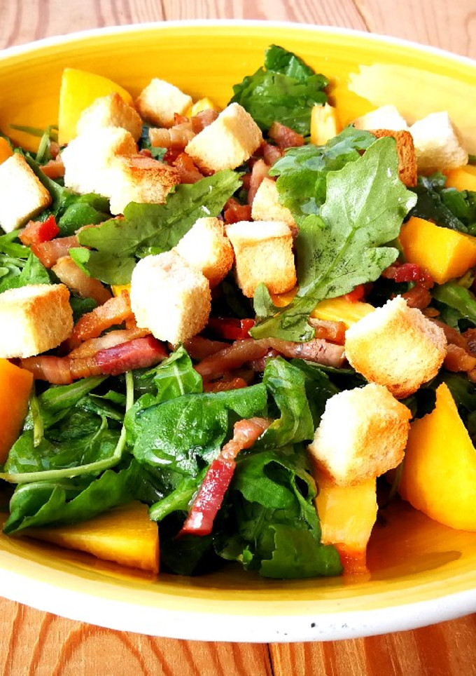 Una foto de Ensalada de rúcula con beicon y melocotón 🥓 🍑