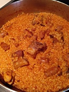 Una foto de Arroz con salchichas y costilla 🐖 "socarrat"