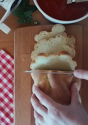 Foto di Pane tostato con salsa di pomodoro e ricotta salata 🌷