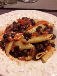 Una foto de Porotos colorados con panceta y fideos