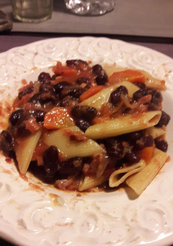 Una foto de Porotos colorados con panceta y fideos