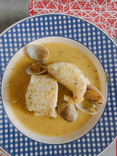 Una foto de Pescadilla con almejas en salsa verde