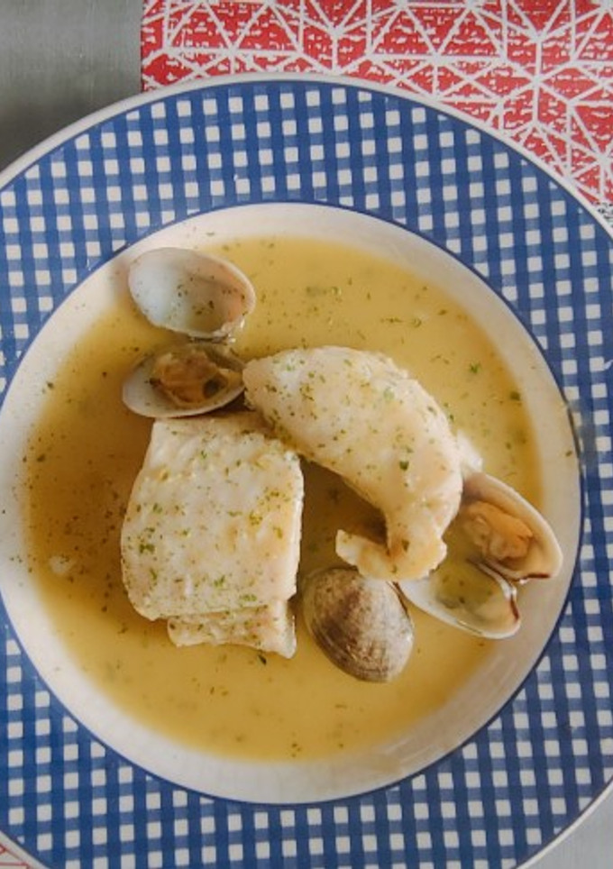 Una foto de Pescadilla con almejas en salsa verde