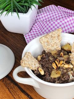 Una foto de Revuelto de morcilla y manzana en estuche Lékué al microondas