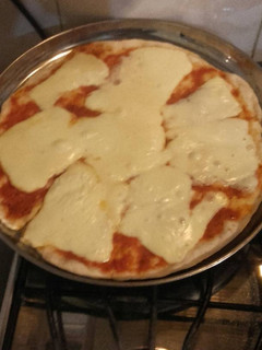 Una foto de Pizza casera a puro queso ♡