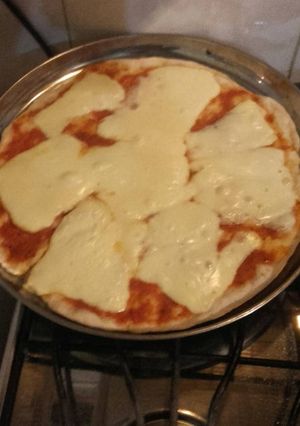 Una foto de Pizza casera a puro queso ♡