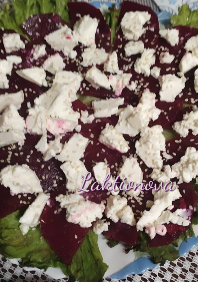 Салат з маринованого буряка і фети
