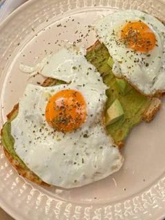 Foto de Tosta de Ovo com Abacate