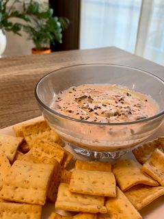 Una foto de Dip de tomate y aceitunas