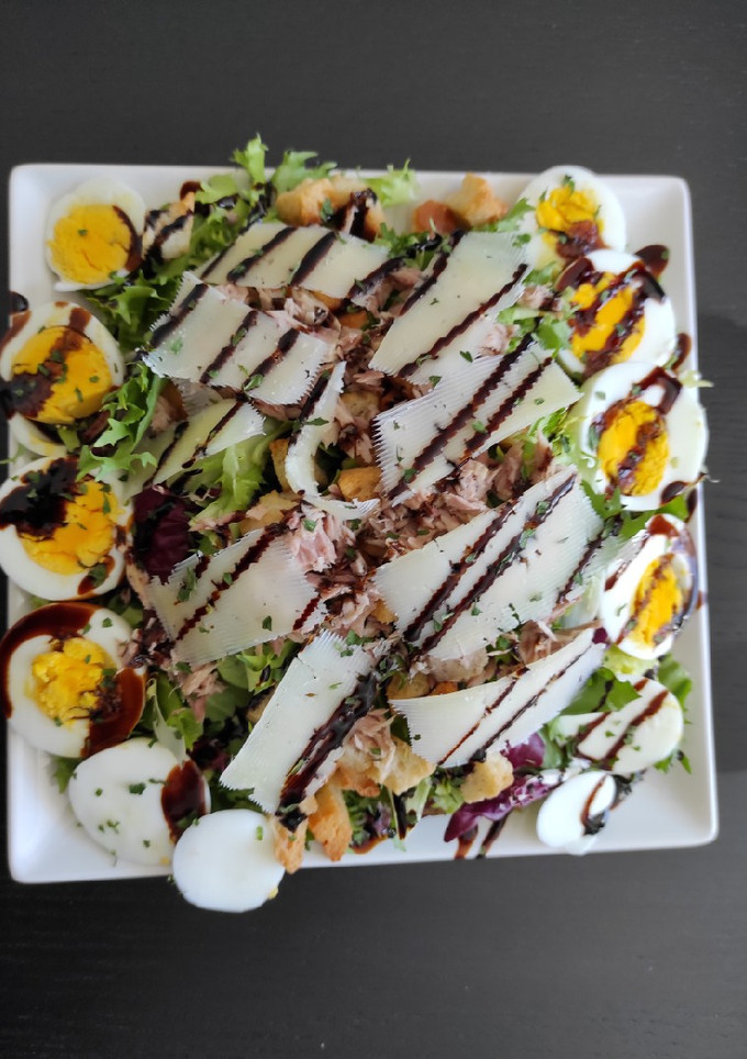 Una foto de Ensalada light de atún y huevo