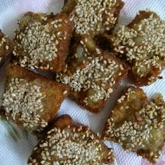 A picture of Sesame bread cubes.