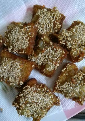 A picture of Sesame bread cubes.