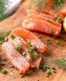 "Gravad lax". Salmone marinato con zucchero, sale, pepe e aneto alla Svedese