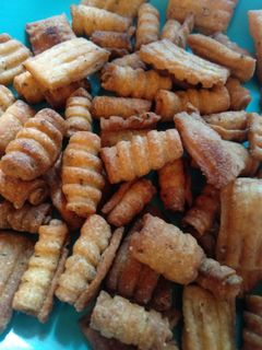 सूजी और बेसन के नमकीन पारे (Suji aur Besan ke namkeen pare recipe in Hindi) रेसिपी मुख्य फोटो