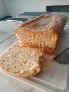 Una foto de Budín de limón húmedo
