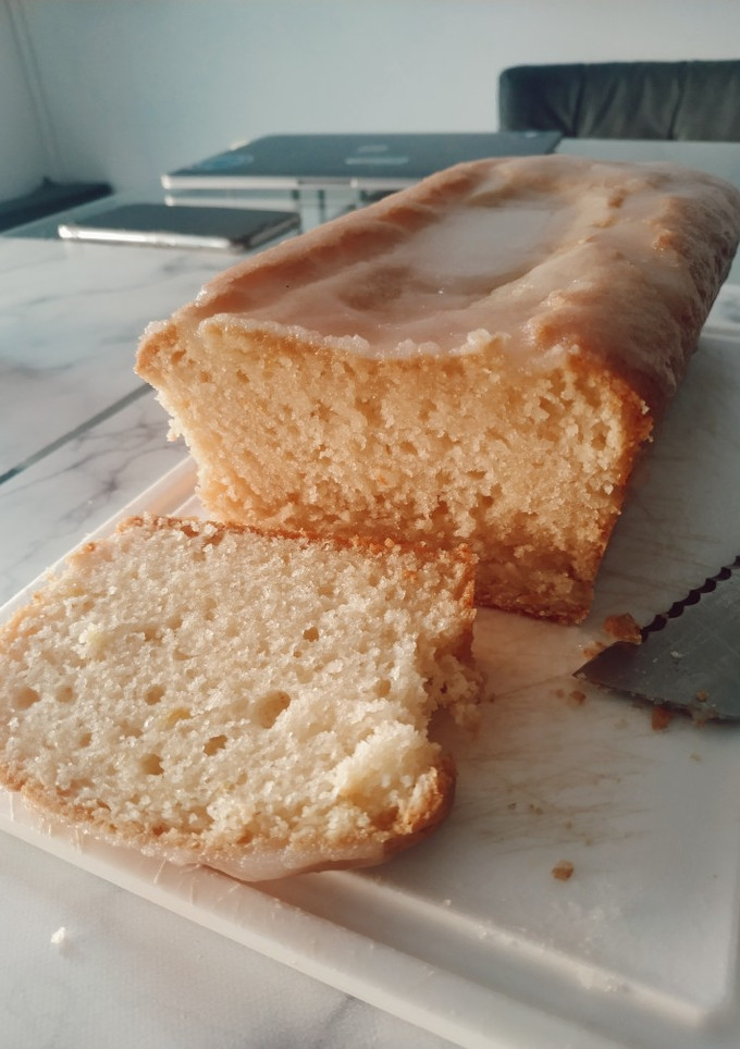 Una foto de Budín de limón húmedo