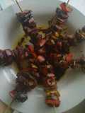brochetas de pollo y vegetales en salsa de mango.