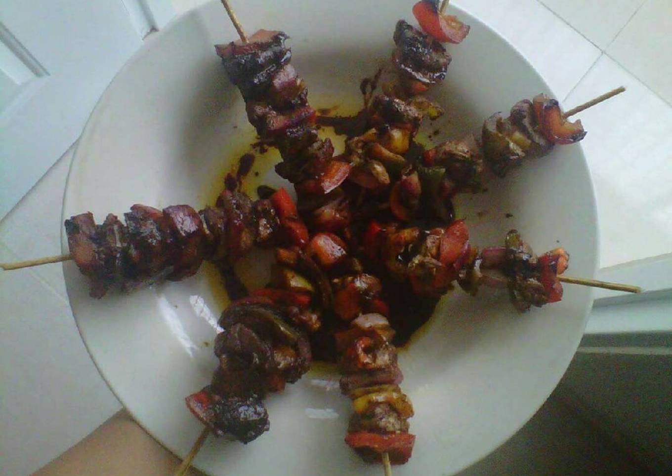 brochetas de pollo y vegetales en salsa de mango.