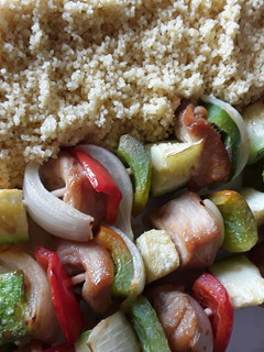 Una foto de Brochetas de pollo marinado con verduras
