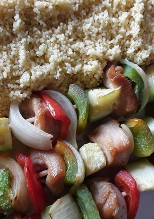 Una foto de Brochetas de pollo marinado con verduras