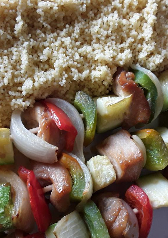 Una foto de Brochetas de pollo marinado con verduras
