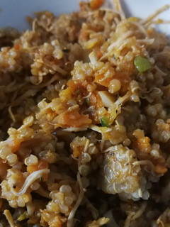 Una foto de Quinoa con verduras y pollo