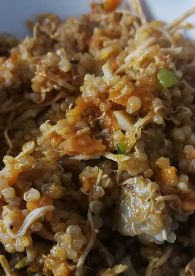 Una foto de Quinoa con verduras y pollo