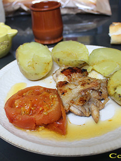 Una foto de Pollo con patatas asadas