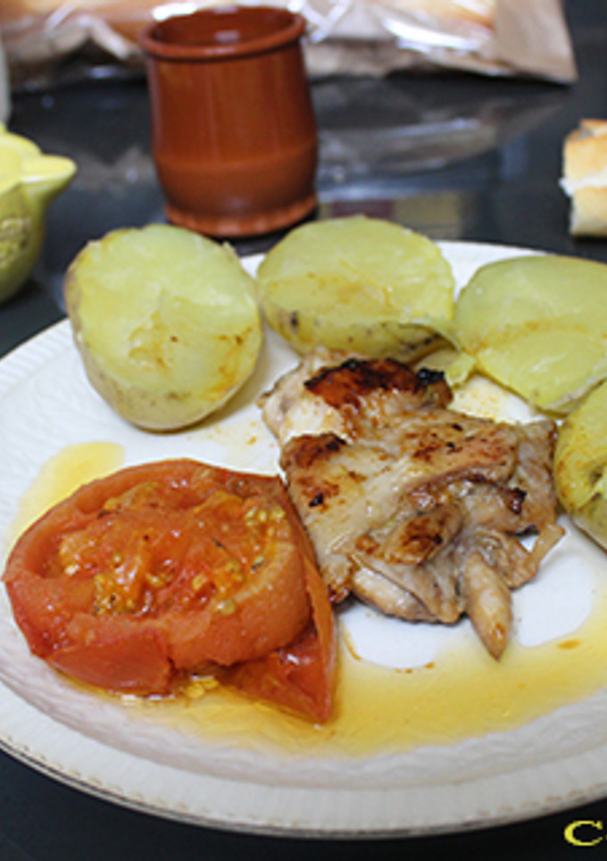 Una foto de Pollo con patatas asadas