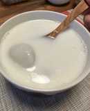 蛋白杏仁茶配湯圓