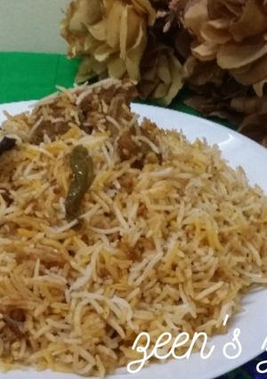A picture of Hyderabadi Kachchi Aqhni Mutton Dum Biryani.