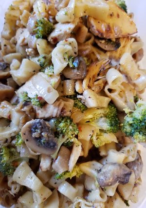 A picture of Chicken and Veggie Pasta.