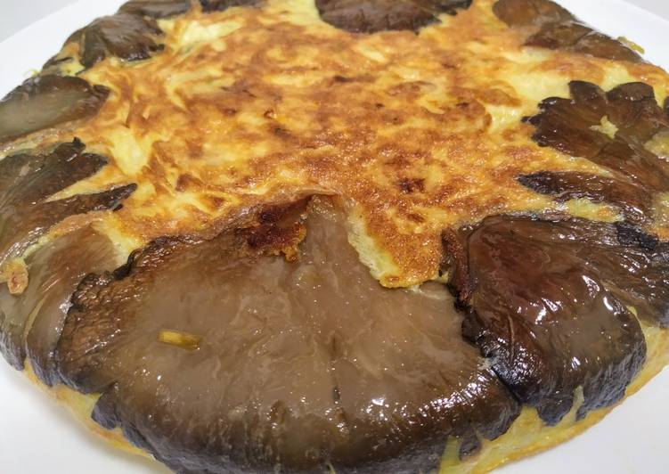 Tortilla de patata, calabacín y puerro, abrazada por setas