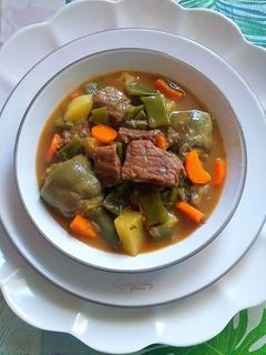 Una foto de Falda de ternera con judías verdes y alcachofas