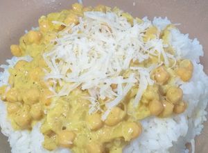 Una foto de Arroz con salsa de garbanzos al curry