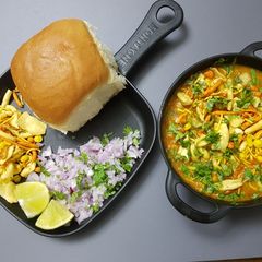 Misal pav A picture of Misal pav.