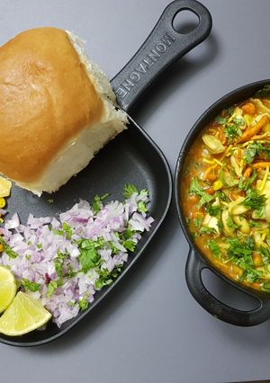 A picture of Misal pav.
