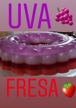 Una foto de Gelatina de Uva y Fresas