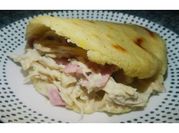 Una foto de arepa con jamón y queso